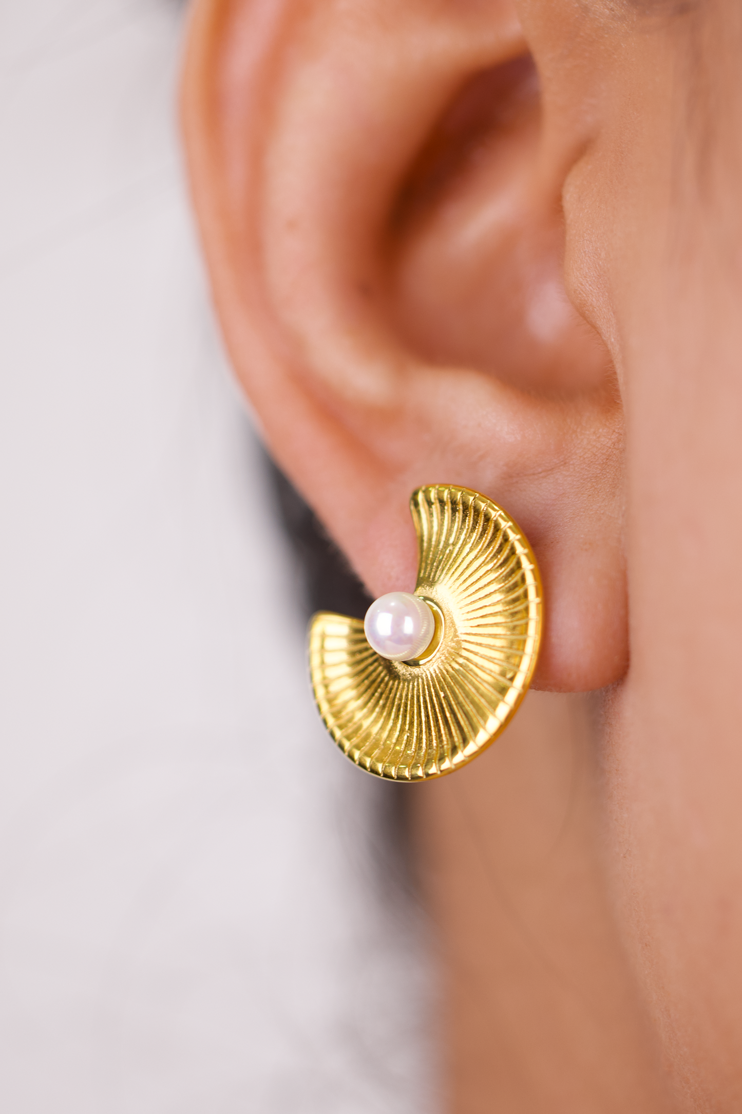 Vintage Fan Pearl Stud Earrings – Gold Radiant Shell Design