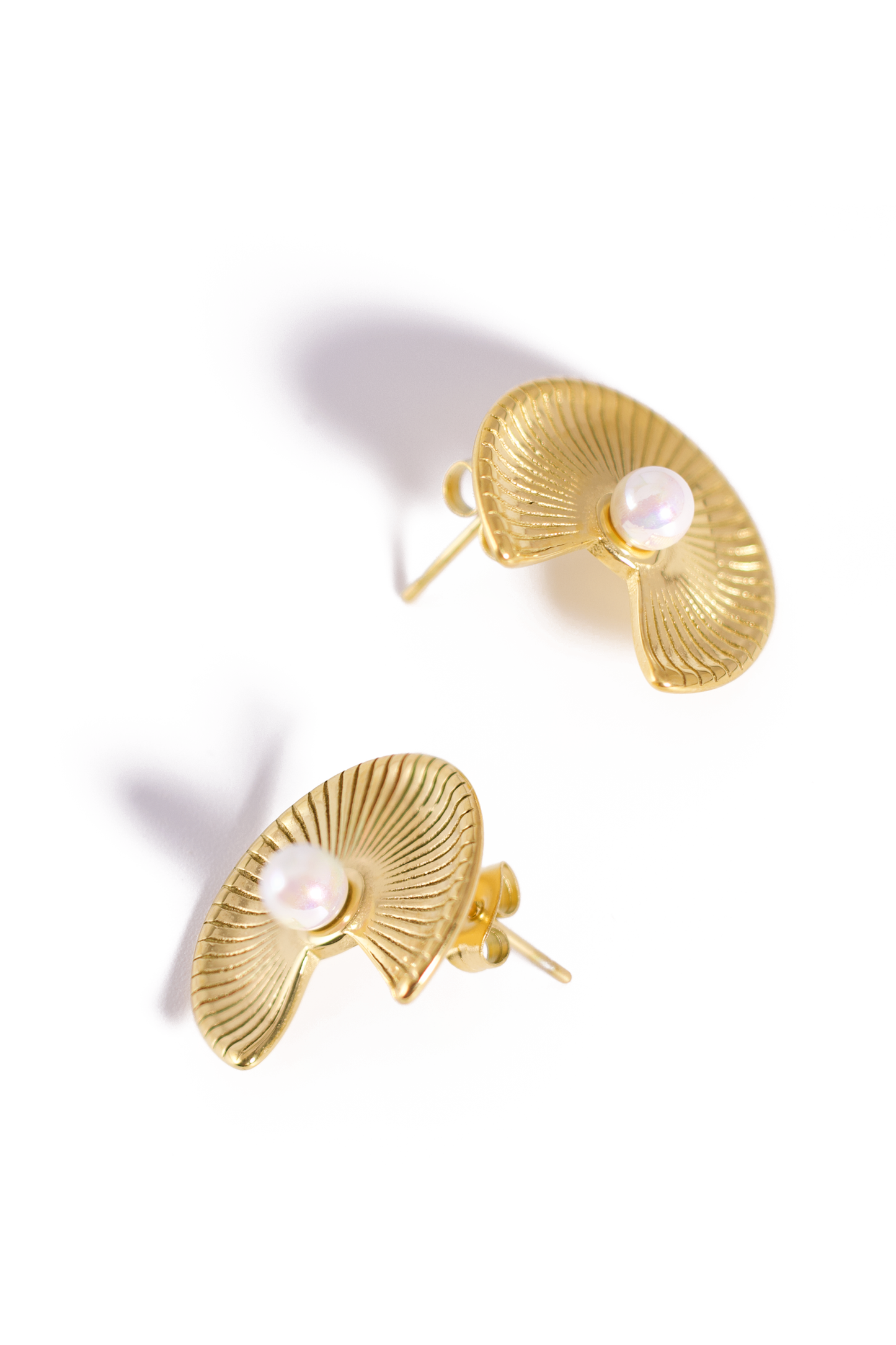 Vintage Fan Pearl Stud Earrings – Gold Radiant Shell Design