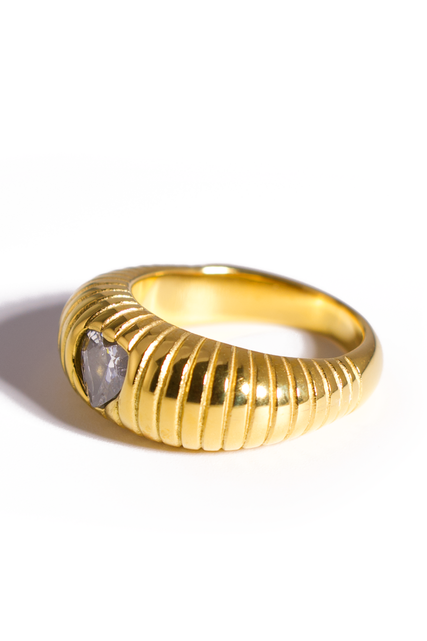 [Ring] Vintage Heart Stone Dome Ring – Gold Plated Ribbed Band, Romantic Retro Statement Jewelry