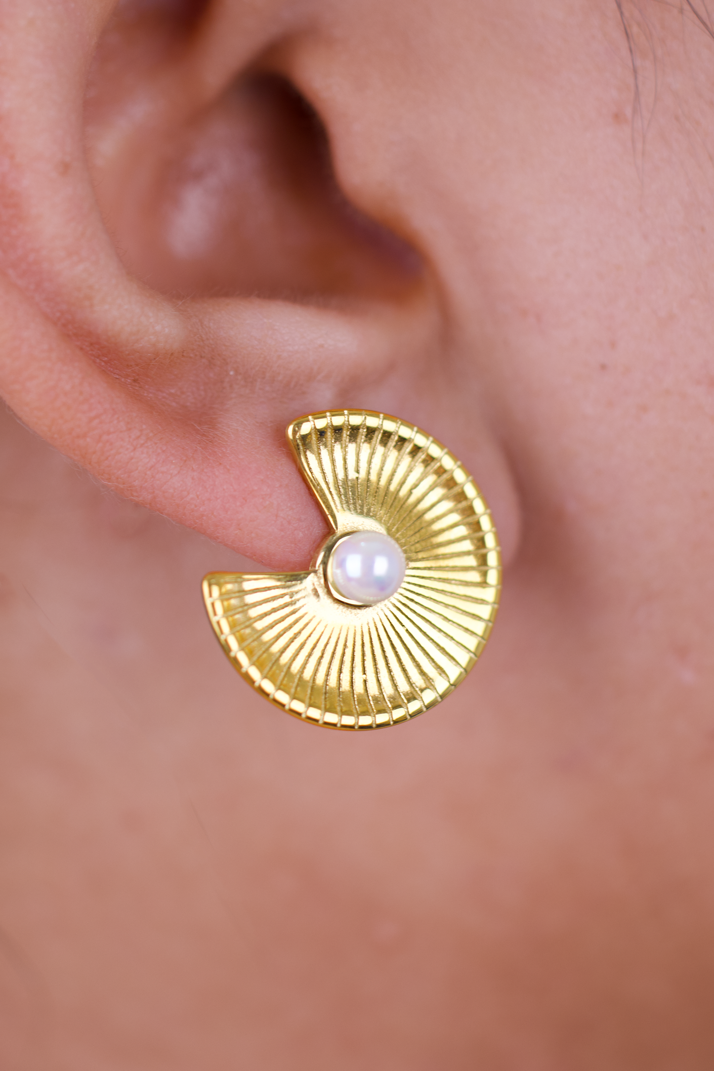 Vintage Fan Pearl Stud Earrings – Gold Radiant Shell Design