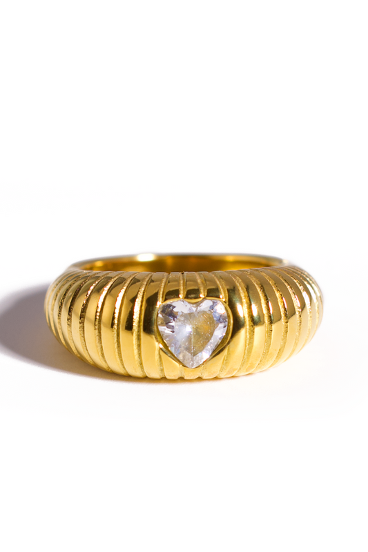 [Ring] Vintage Heart Stone Dome Ring – Gold Plated Ribbed Band, Romantic Retro Statement Jewelry