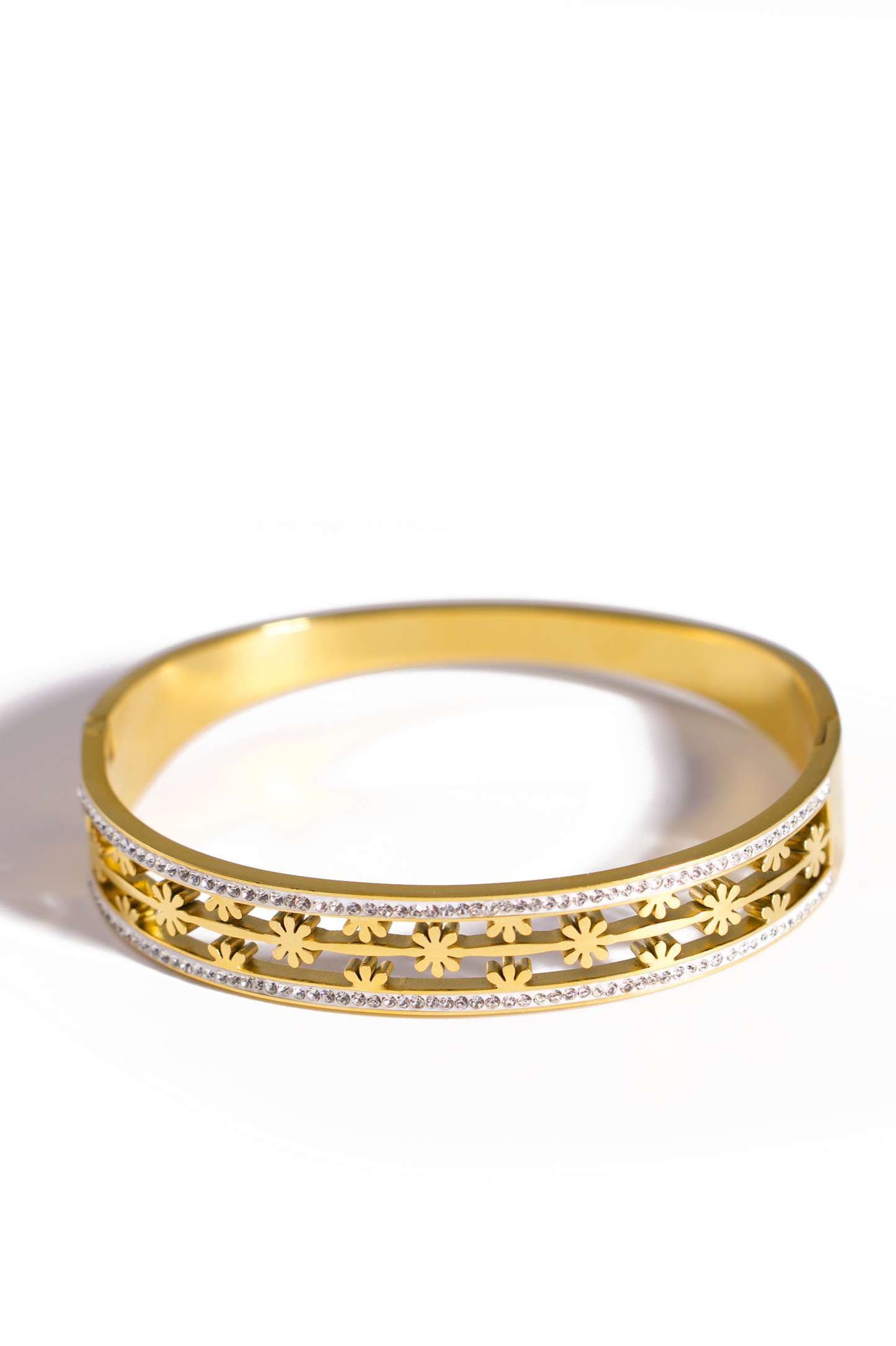 [Bracelet] Elegant Floral Cutout Gold Bangle with Sparkling Zirconia Accents