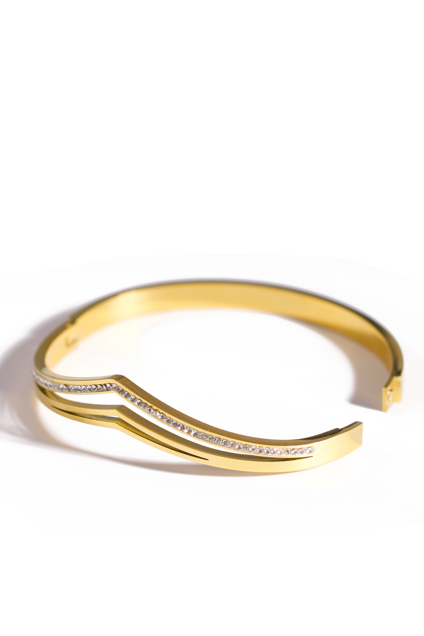 [Bracelet] 18K Gold Plated Chevron Bangle with Pavé CZ Accents – Stainless Steel, Elegant Layered Design